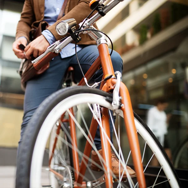 Mężczyzna siedzący na rowerze.