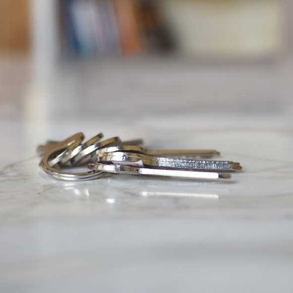 Klucze leżące na białym blacie