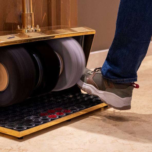 męska noga przy czyściku do butów