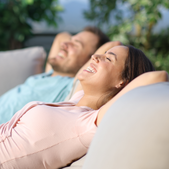 kobieta i mężczyzna leżą na kanapach uśmiechnięci