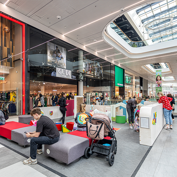 rodzice z dziećmi bawią się w strefie kids play w Młocinach