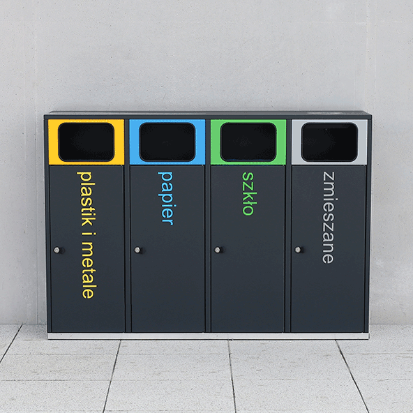 Cztery pojemniki do segregacji śmieci oznaczone kolorystycznie i podzielone na kategorie plastik i metale, papier, szkło, zmieszane.