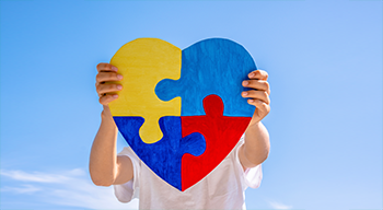 serce z puzzli które trzyma dziecko