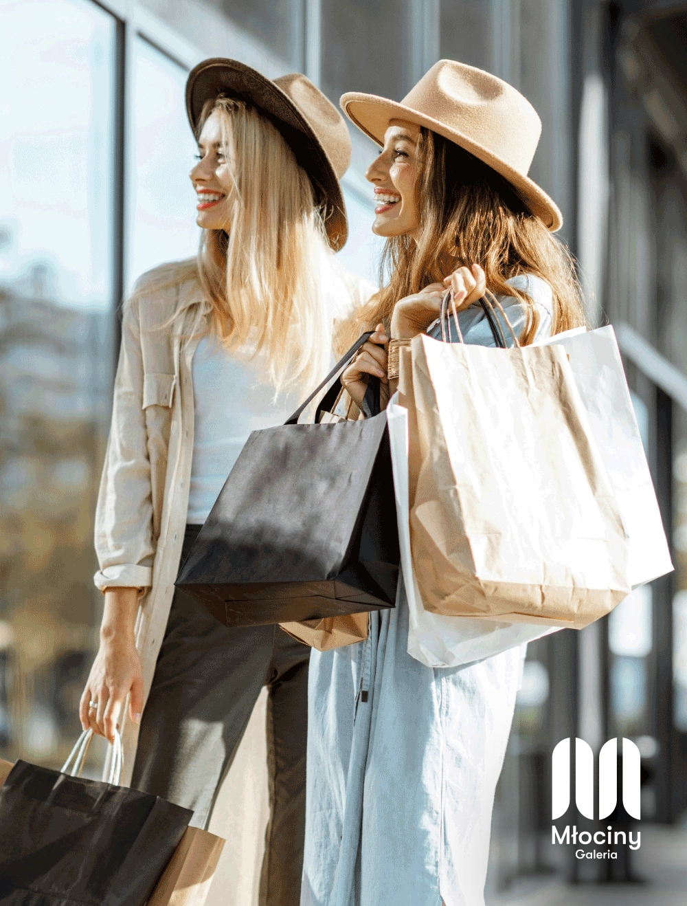 dwie kobiety patrzą na witrynę sklepu.