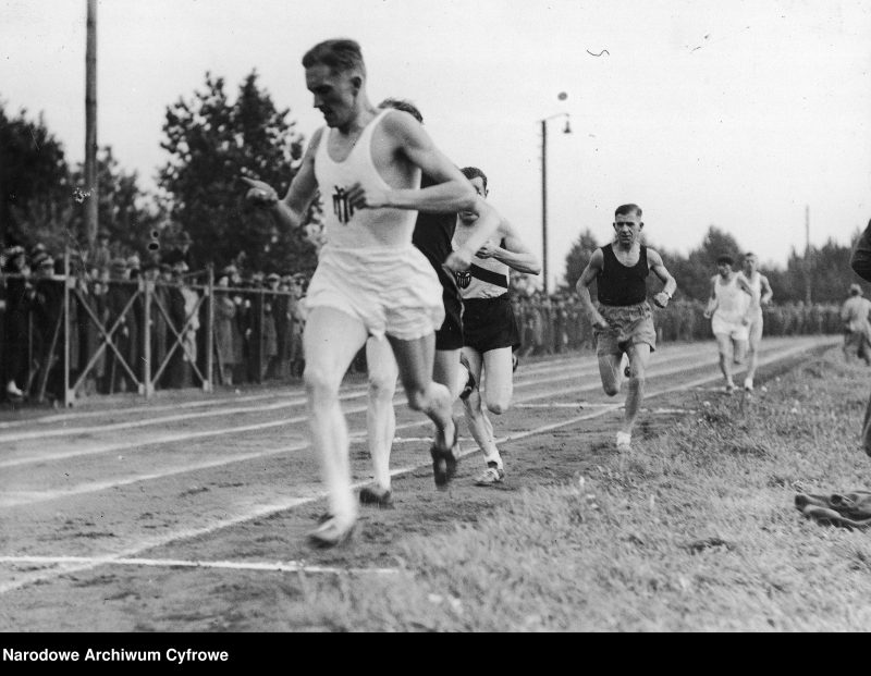 zdjęcie archiwalne Petkiewicz patrzy na stoper