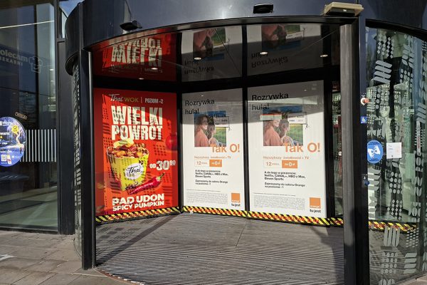 Drzwi obrotowe w galerii młociny