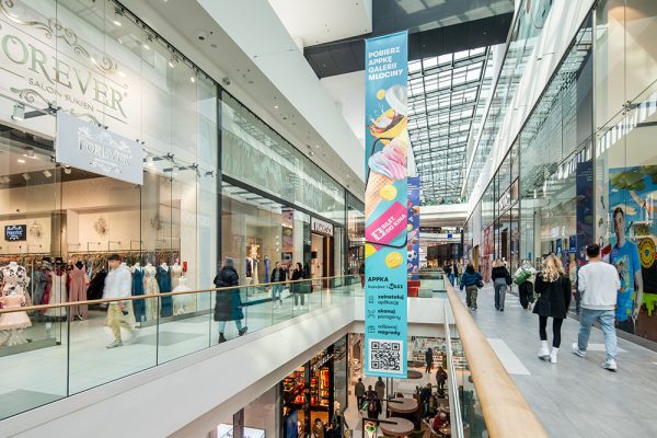 Wiszące flagi w galerii młociny