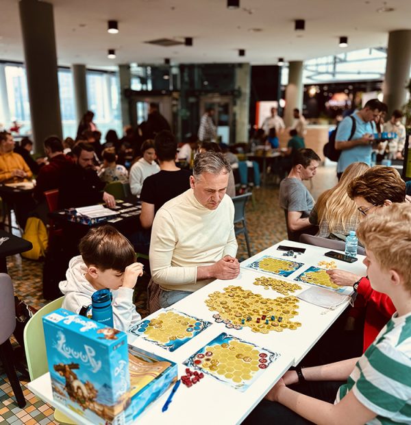 wspólne warsztaty i gry młodzieży i dorosłych galeria młociny