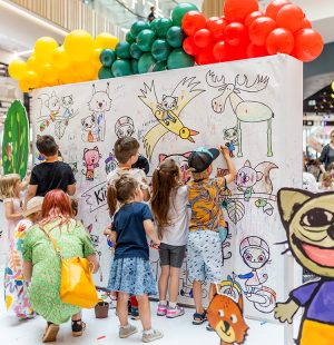 ściana na której malują dzieci w galerii młociny kicia kocia