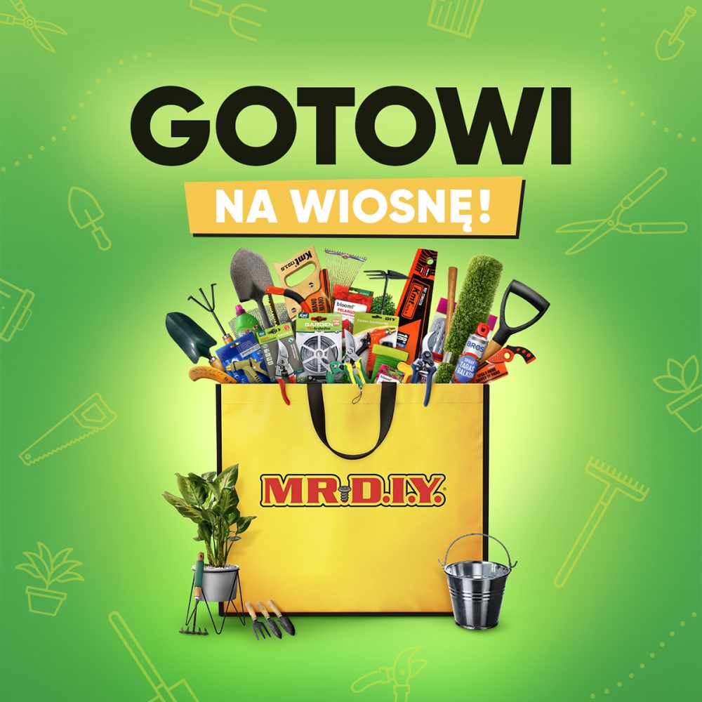 Na grafice widać reklamę sezonowej oferty wiosennej marki MR.DIY Centralnym elementem jest duża żółta torba z logo MR.DIY, wypełniona różnorodnymi narzędziami ogrodowymi i akcesoriami do prac wokół domu i ogrodu.