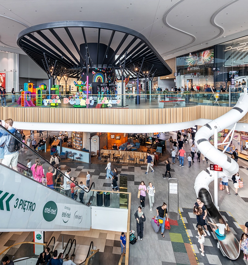 zdjęcie środka galerii Młocin z piętra na strefę zabaw i najemców