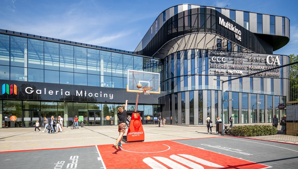 Boisko do kosza przed obiektem galerii młociny