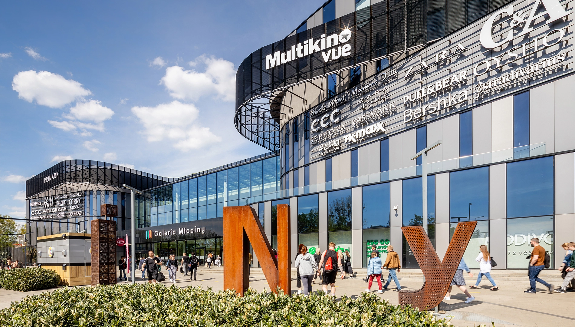 zdjęcie galerii Młocin, wejścia oraz placu przed obiektem.