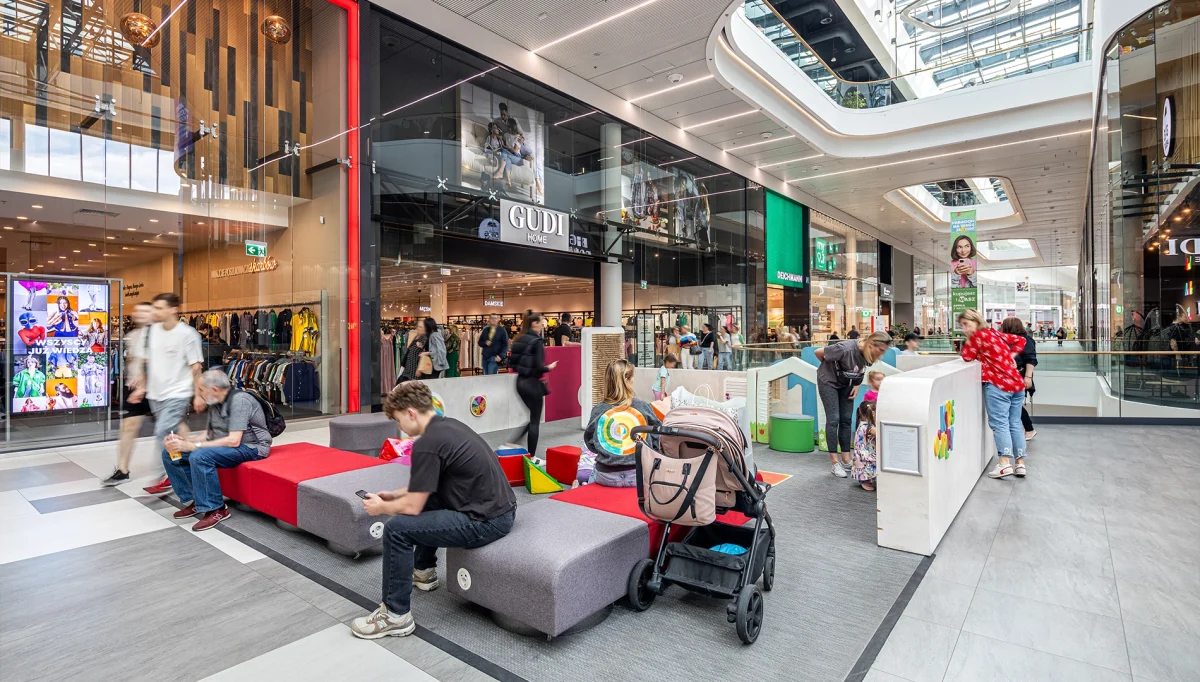 pasaż w galerii młociny wraz ze strefą dziecięcą i relaksu
