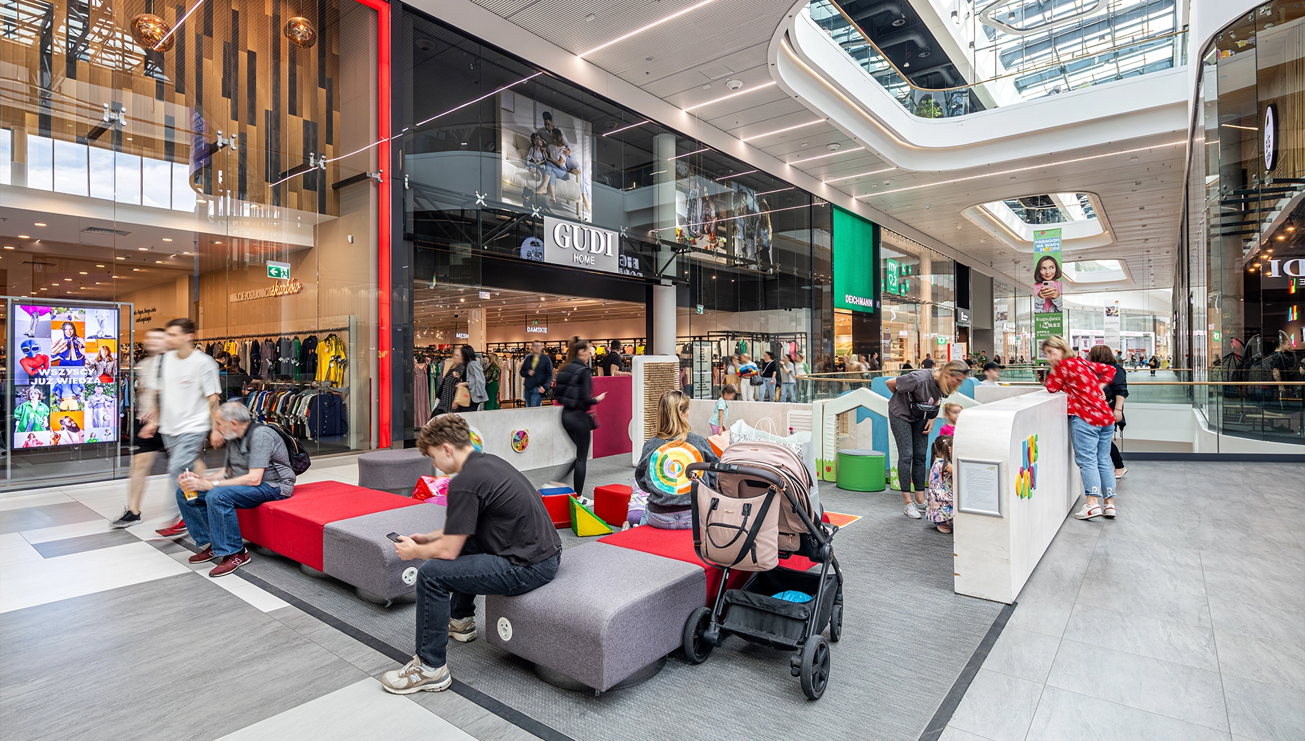 pasaż w galerii młociny wraz ze strefą dziecięcą i relaksu