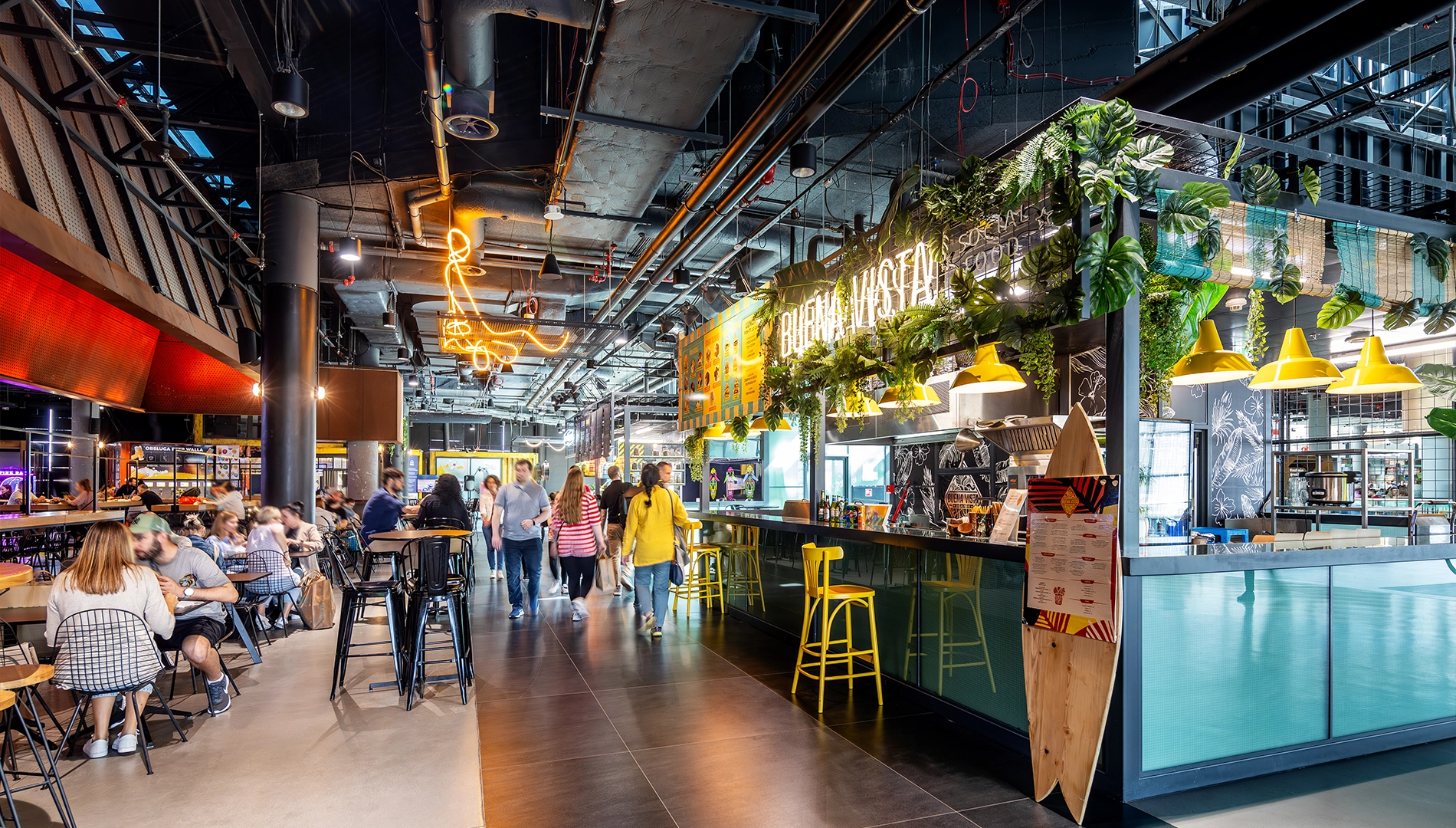 zdjęcie pasażu z restauracjami galerii młociny