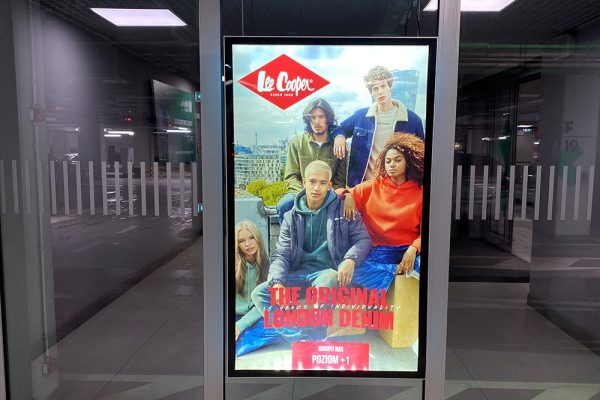 Ramki reklamowe typu backlight na pasażach lub na parkingu