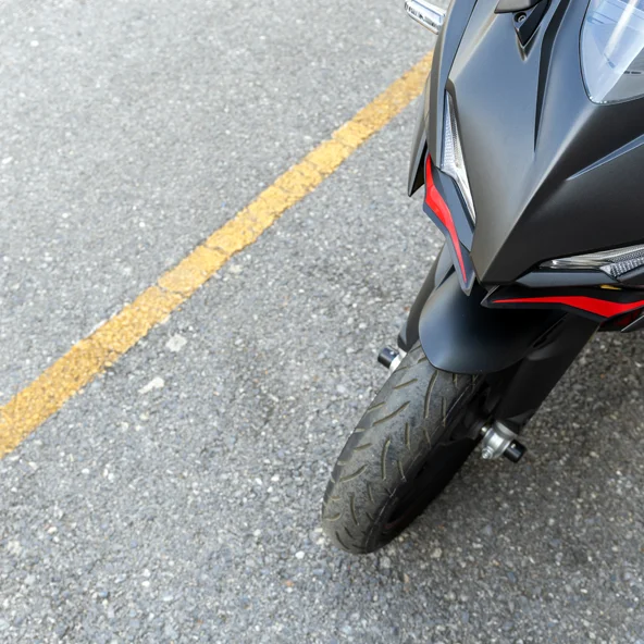 motor stojący na parkingu miejscu