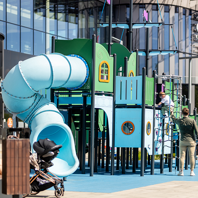 plac zabaw statek do Młocin przed galerią młociny