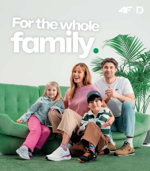 Zdjęcie promocyjne kampanii 4FxDEICHMANN prezentujące rodziców z dziećmi, którzy mają na sobie sportowe obuwie.