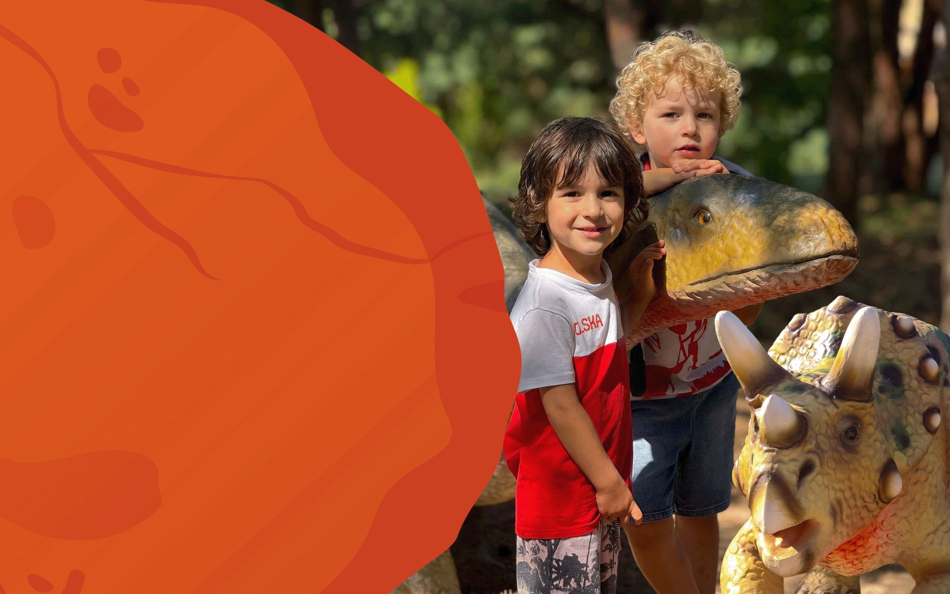 Materiał graficzny promujący wydarzenie Kupujesz i dinozaurujesz – grafika przedstawia dwójkę dzieci w Dolinie Dinozaurów.