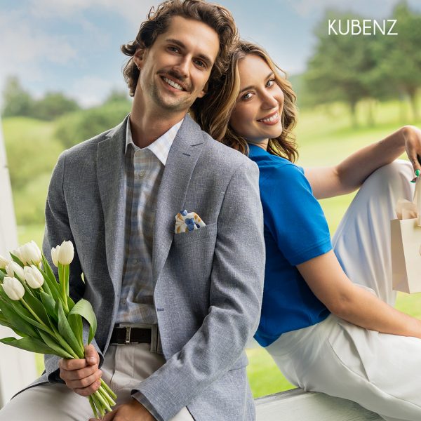 Uśmiechnięta para w eleganckich, wiosennych stylizacjach siedzi na tarasie w zielonym otoczeniu; mężczyzna trzyma bukiet białych tulipanów, a obok widoczny jest napis Kubenz.