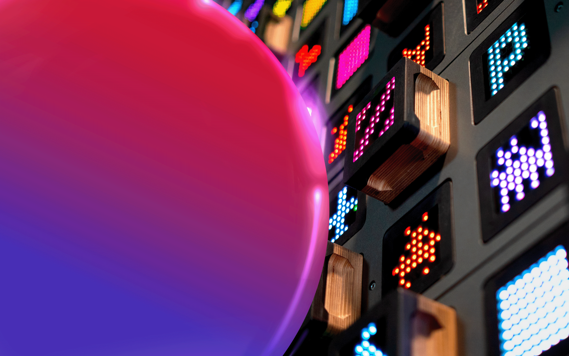 Interaktywna ścianka wspinaczkowa SkyWall z podświetlanymi panelami LED i drewnianymi chwytami, z dużym różowo-fioletowym elementem na pierwszym planie.