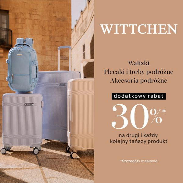 Stylowe walizki i błękitny plecak Wittchen na tle piaskowej architektury – promocja Travel w Galerii Młociny.