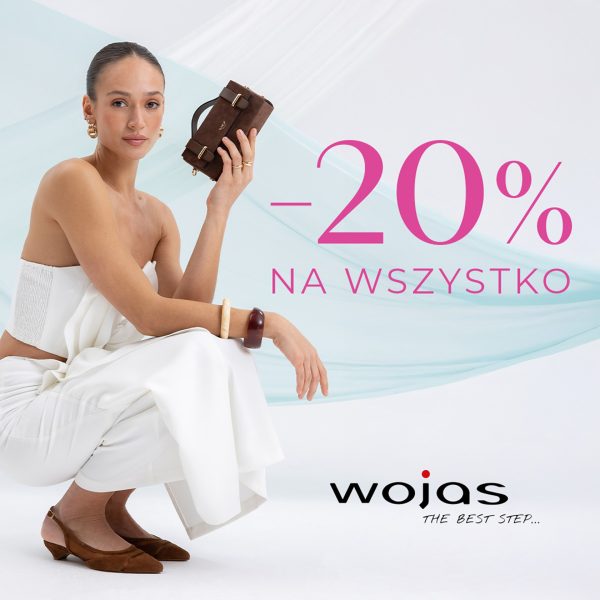 Na zdjęciu widać elegancką reklamę marki Wojas Przedstawia ona kobietę ubraną w jasny, minimalistyczny zestaw. Modelka trzyma w ręce małą brązową torebkę, dopasowaną kolorystycznie do butów. Po prawej stronie znajduje się duży napis: „–20% NA WSZYSTKO”.