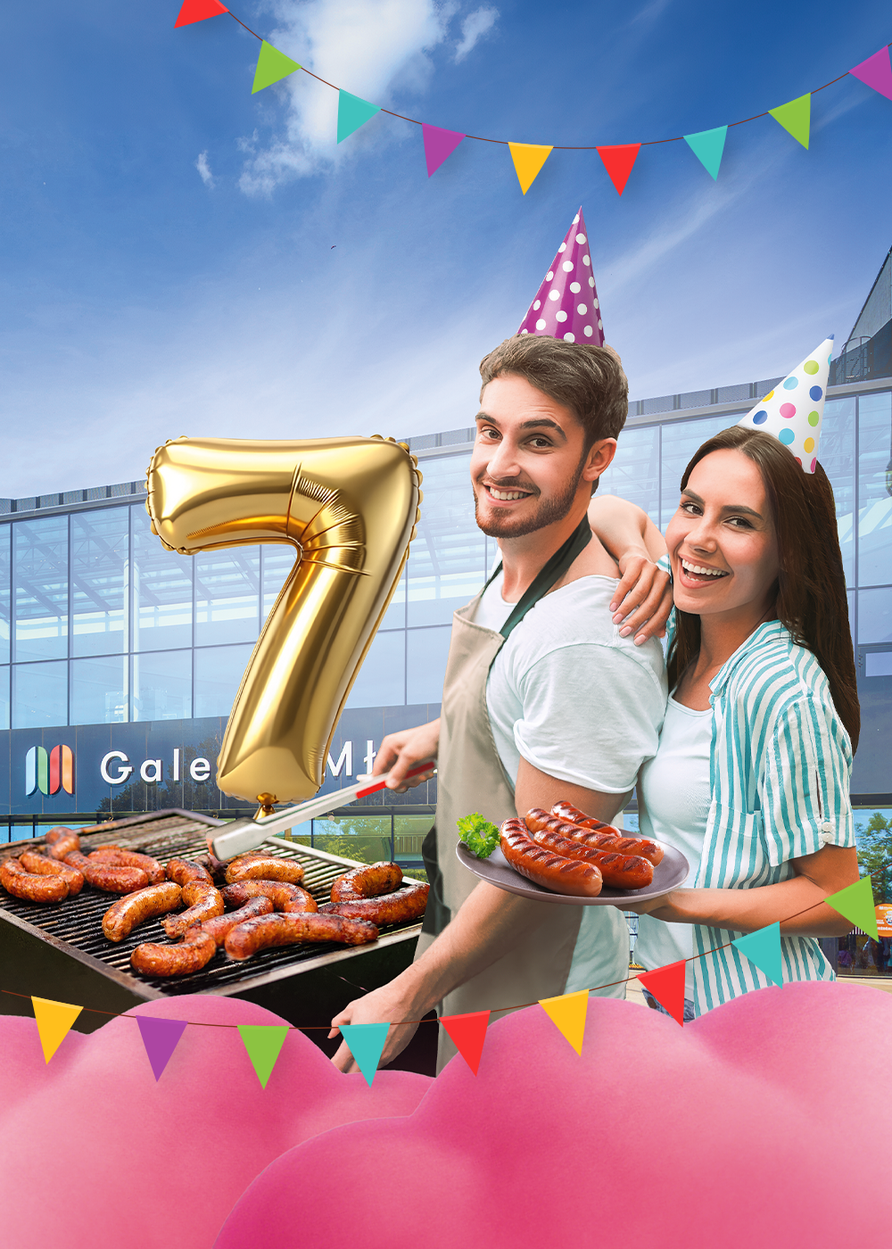 Promocyjna grafika pikniku urodzinowego galerii przedstawiająca kobietę i mężczyznę w czapkach imprezowych, grill z kiełbaskami oraz złoty balon z cyfrą 7.