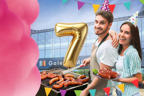 Grafika promująca 7. urodziny galerii handlowej przedstawiająca uśmiechniętą parę przy grillu, złoty balon w kształcie cyfry 7 oraz kolorowe dekoracje imprezowe.