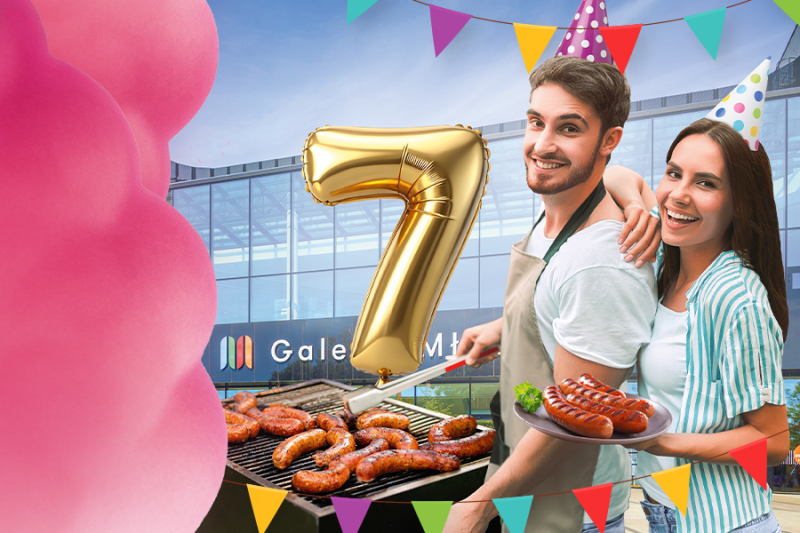 Grafika promująca 7. urodziny galerii handlowej przedstawiająca uśmiechniętą parę przy grillu, złoty balon w kształcie cyfry 7 oraz kolorowe dekoracje imprezowe.