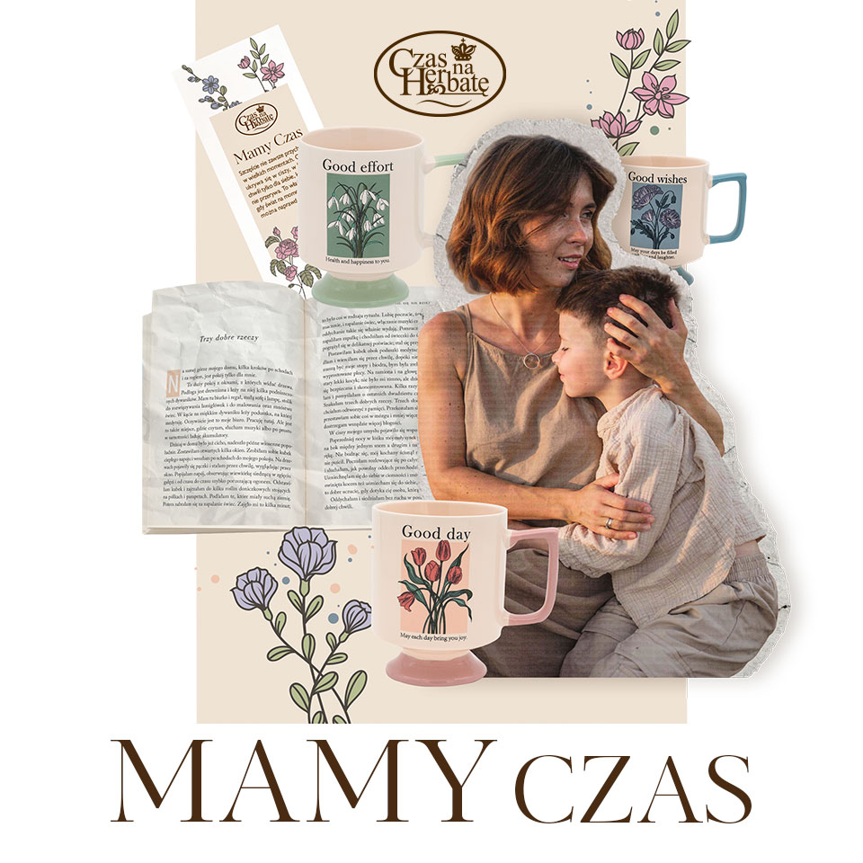 Grafika promocyjna marki Czas na Herbatę przedstawiająca pastelowy kolaż z kobietą przytulającą dziecko. Wokół znajdują się ceramiczne kubki z kwiatowymi ilustracjami i angielskimi napisami, otwarta książka oraz dekoracyjne motywy kwiatowe. Całość utrzymana jest w ciepłej, rodzinnej stylistyce, a u dołu widnieje hasło „Mamy czas”.