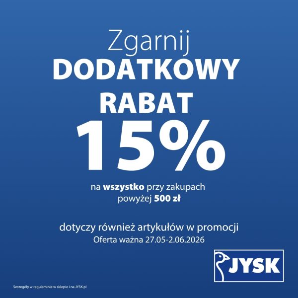 Grafika reklamowa sieci JYSK przedstawia informację o promocji na jednolitym, niebieskim tle. Centralną część zajmuje duży, biały napis „Zgarnij DODATKOWY RABAT 15% na wszystko przy zakupach powyżej 500 zł”, a w prawym dolnym rogu umieszczono charakterystyczne logo marki z gęsią.