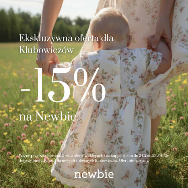 Grafika reklamowa marki Kappahl przedstawia małe dziecko odwrócone tyłem, prowadzone za ręce przez osobę dorosłą po zielonej, ukwieconej łące. Na pierwszym planie widnieje duży biały napis „-15% na Newbie” oraz informacja o ekskluzywnej ofercie dla Klubowiczów, uzupełniona logotypem linii ubrań na dole.