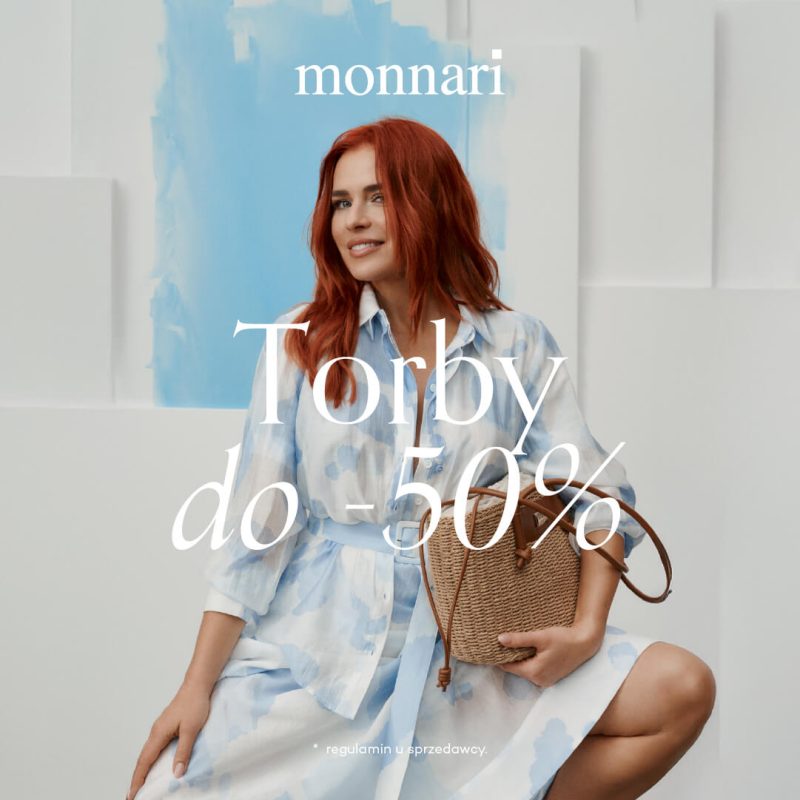 Grafika promocyjna marki Monnari przedstawia rudowłosą kobietę w jasnej, błękitno-białej sukience, która trzyma plecioną torebkę na tle białej ściany z niebieskim akcentem malarskim. Na pierwszym planie widnieje duży, biały napis informujący o zniżce na torby do -50%.