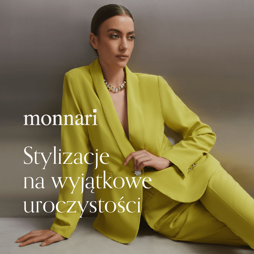 Grafika reklamowa marki Monnari przedstawia kobietę w eleganckim, limonkowym garniturze, siedzącą i opierającą się o metaliczne, szare tło. Po lewej stronie umieszczono duże, białe napisy „monnari Stylizacje na wyjątkowe uroczystości”, które dopełniają minimalistyczną i nowoczesną kompozycję.