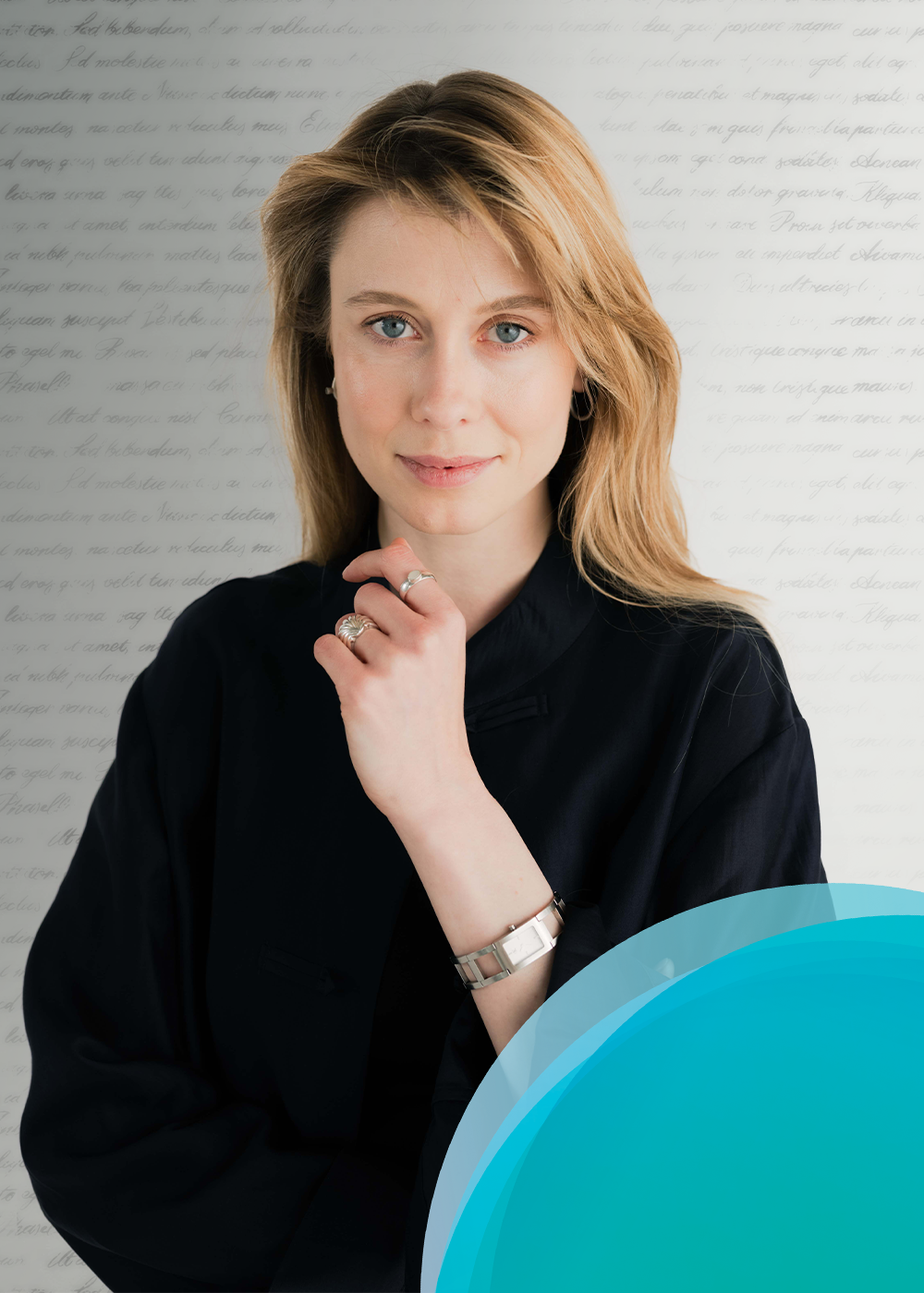 Baner ukazuje fotografię kobiety o delikatnym uśmiechu i niebieskich oczach, umieszczoną obok grafiki przypominającej rękopis. W dolnej części kadru dodano geometryczny akcent w chłodnych barwach, dopełniający estetykę całego projektu.
