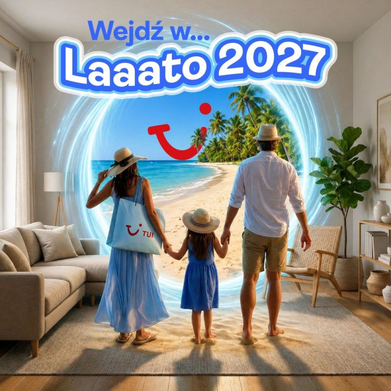 Grafika reklamowa biura podróży TUI przedstawia trzyosobową rodzinę stojącą tyłem w salonie i patrzącą przez świecący, okrągły portal na tropikalną plażę. U góry widnieje duży napis „Wejdź w... Laaato 2027”, a nad brzegiem morza unosi się charakterystyczne czerwone logo marki.