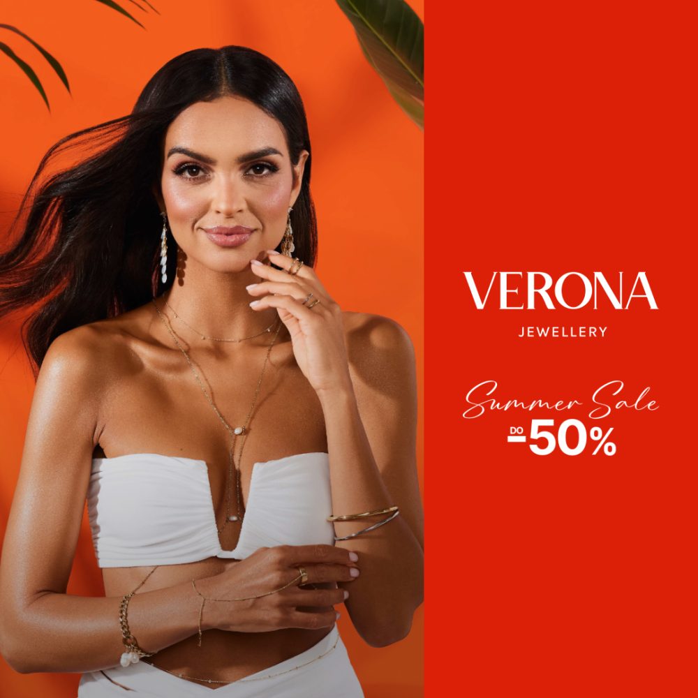 Grafika promocyjna marki Verona Jewellery. Na pomarańczowym tle widoczna jest kobieta w białym stroju prezentująca złotą biżuterię – naszyjniki, kolczyki, bransoletki i pierścionki. Po prawej stronie znajduje się czerwony panel z logo Verona Jewellery oraz informacją o wyprzedaży letniej „Summer Sale do -50%”.