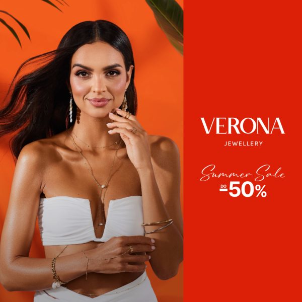 Grafika promocyjna marki Verona Jewellery. Na pomarańczowym tle widoczna jest kobieta w białym stroju prezentująca złotą biżuterię – naszyjniki, kolczyki, bransoletki i pierścionki. Po prawej stronie znajduje się czerwony panel z logo Verona Jewellery oraz informacją o wyprzedaży letniej „Summer Sale do -50%”.