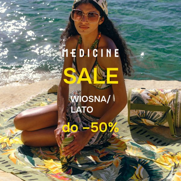 Plakat promocyjny marki Medicine, przestawia kobietę w stroju kąpielowym, siedzącą nad morzem, w tle widać wodę. Na grafice jest informacja \