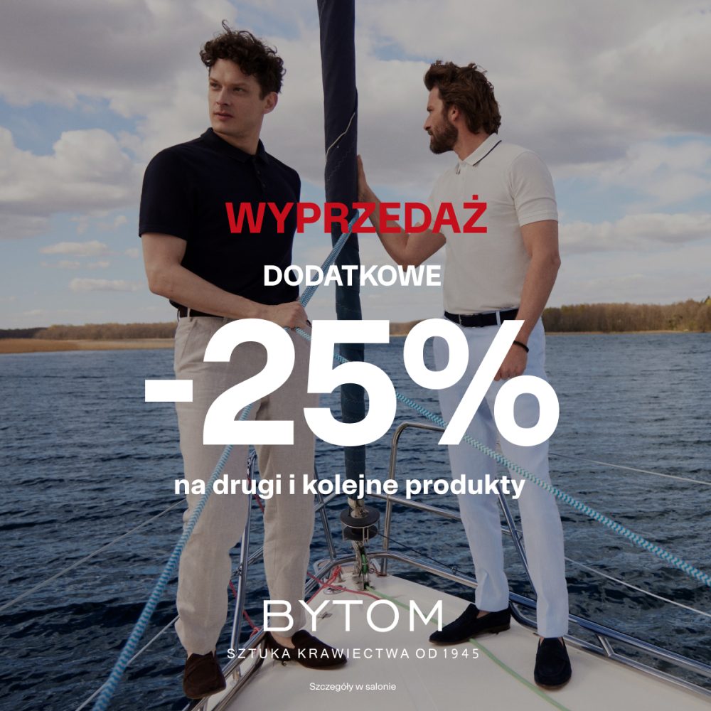 Grafika reklamowa marki Bytom informuje o wyprzedaży oferującej „dodatkowe -25% na drugi i kolejne produkty”. Zdjęcie w tle przedstawia dwóch mężczyzn w letnich, eleganckich stylizacjach z koszulkami polo, pozujących na pokładzie jachtu płynącego po wodzie pod zachmurzonym niebem.