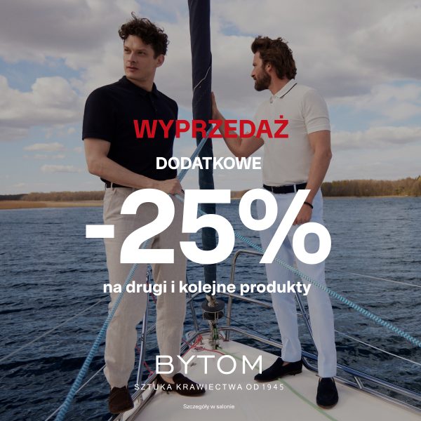 Grafika reklamowa marki Bytom informuje o wyprzedaży oferującej „dodatkowe -25% na drugi i kolejne produkty”. Zdjęcie w tle przedstawia dwóch mężczyzn w letnich, eleganckich stylizacjach z koszulkami polo, pozujących na pokładzie jachtu płynącego po wodzie pod zachmurzonym niebem.