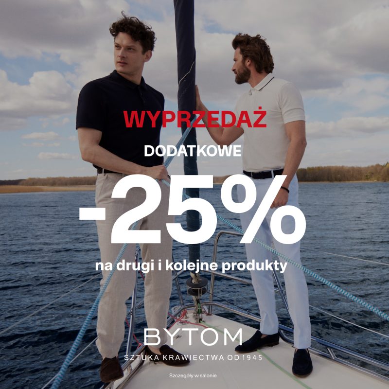 Grafika reklamowa marki Bytom informuje o wyprzedaży oferującej „dodatkowe -25% na drugi i kolejne produkty”. Zdjęcie w tle przedstawia dwóch mężczyzn w letnich, eleganckich stylizacjach z koszulkami polo, pozujących na pokładzie jachtu płynącego po wodzie pod zachmurzonym niebem.