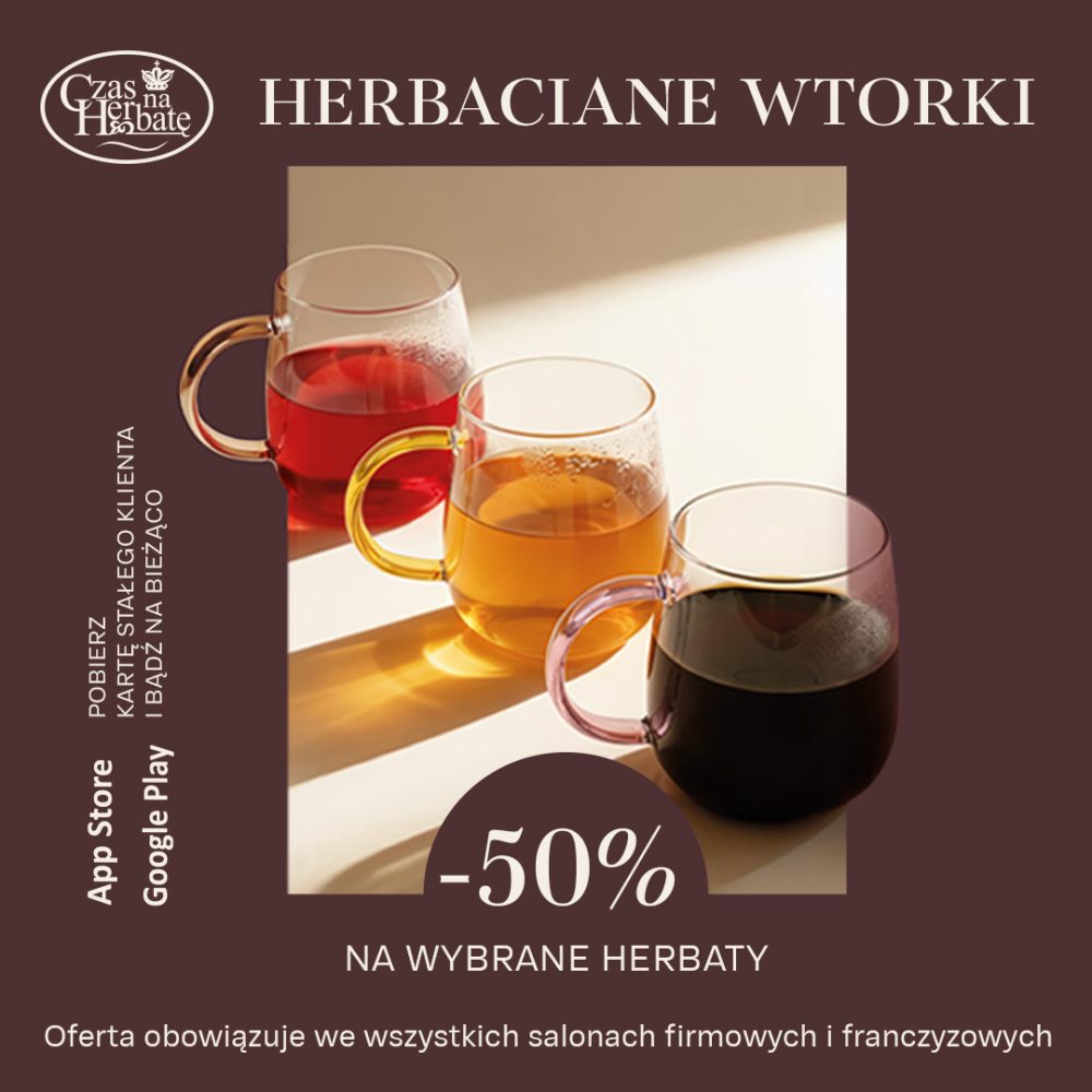 Grafika reklamowa marki „Czas na Herbatę” promuje akcję „Herbaciane Wtorki” oferującą zniżkę -50% na wybrane herbaty. W centralnej części znajdują się trzy szklane kubki z naparami w różnych kolorach, a po lewej stronie umieszczono zachętę do pobrania karty stałego klienta z App Store lub Google Play.