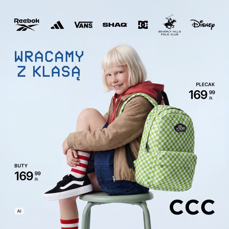 Plakat promocyjny dziecięcej kolekcji CCC Back to School. Uśmiechnięte dziecko z jasnymi włosami w beżowej kurtce siedzi na stołku, ubrane w czarne trampki Vans za 169,99 zł i z plecakiem Vans w zielono-białą kratkę za 169,99 zł. U góry niebieskiego tła pikselowy napis WRACAMY Z KLASĄ oraz logotypy Reebok, adidas, VANS, SHAQ, DC, Beverly Hills Polo Club, Disney. W prawym dolnym rogu logo CCC.