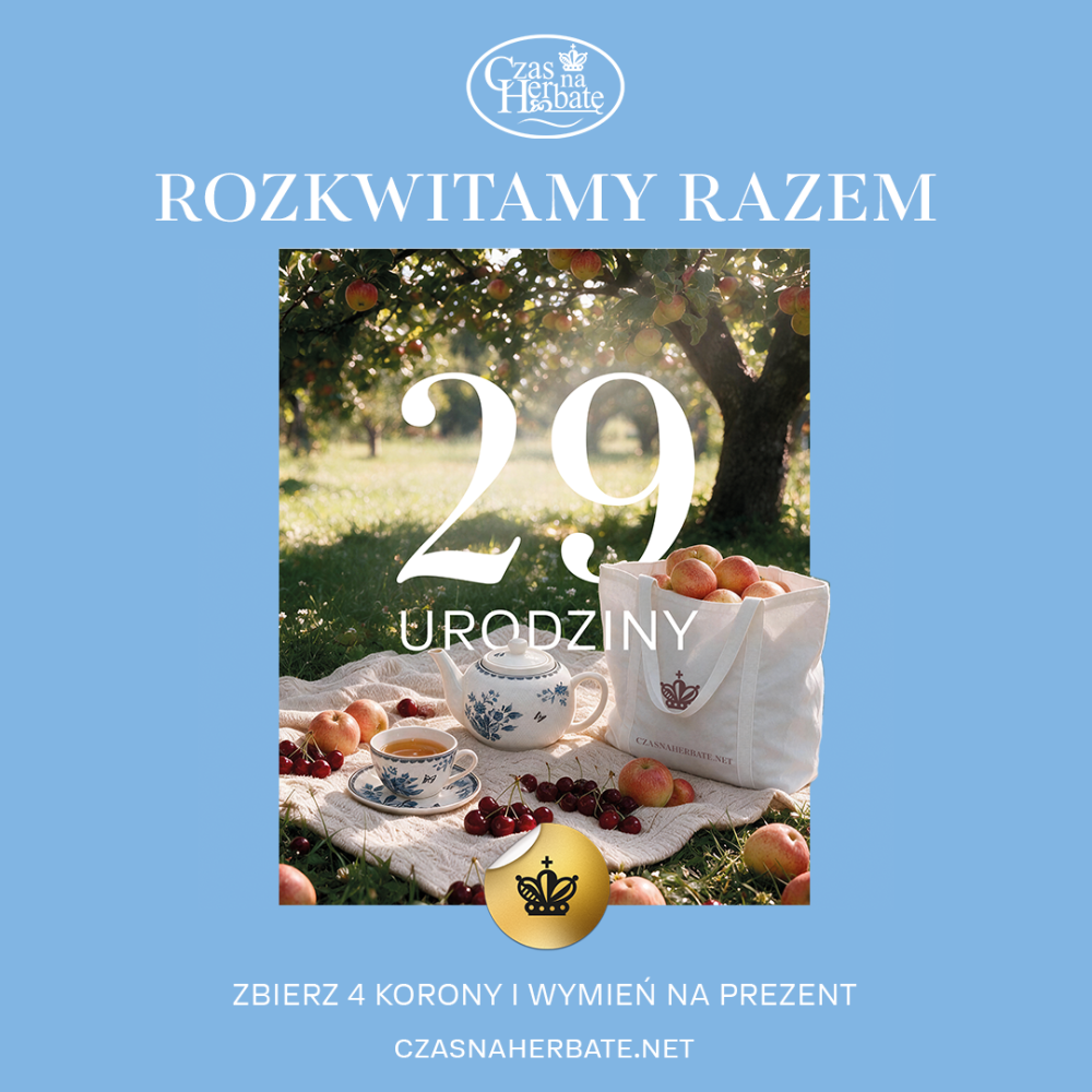 Plakat promocyjny marki Czas na Herbatę na błękitnym tle. U góry logo marki oraz napis ROZKWITAMY RAZEM. W centrum zdjęcie z pikniku pod owocującymi jabłoniami: biały czajniczek, filiżanka z herbatą, wisznie, jabłka oraz płócienna torba. Na zdjęciu duży napis 29 URODZINY i złota naklejka z koroną. U dołu napis ZBIERZ 4 KORONY I WYMIEŃ NA PREZENT oraz adres strony czasnaherbate.net.