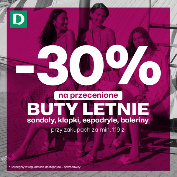 Plakat promocyjny wyprzedaży w sklepie Deichmann w Galerii Młociny. Na różowym filtrze widoczne są trzy kobiety siedzące na zewnątrz w letnich stylizacjach i sandałach. Na środku umieszczono duży biały napis -30% na przecenione BUTY LETNIE sandały, klapki, espadryle, baleriny przy zakupach za min. 119 zł. W lewym górnym rogu znajduje się zielone logo sieci Deichmann z literą D.