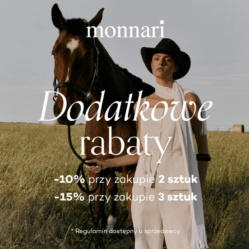 Plakat reklamowy akcji promocyjnej w salonie Monnari w Galerii Młociny. Na zdjęciu w plenerze widać modelkę w eleganckim, jasnym komplecie ze spodniami i białym szalem oraz w ciemnym kapeluszu kowbojskim. Kobieta trzyma za uzdę brązowego konia z białą łatą na łbie, stojąc w wysokiej trawie. Na środku umieszczono duży, biały, ozdobny napis Dodatkowe rabaty oraz informacje: -10% przy zakupie 2 sztuk i -15% przy zakupie 3 sztuk. Na górze widnieje logo monnari.